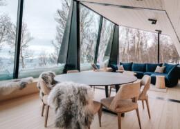 Espace de vie dans une maison hybride où la nature occupe une place centrale
