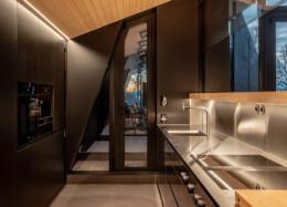 Polar Life Haus, cuisine moderne aux tons sombres dans une maison hybride