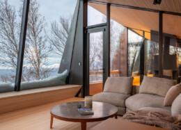 Aurora Lodge 2, espace de vie avec de grandes baies vitrées panoramiques