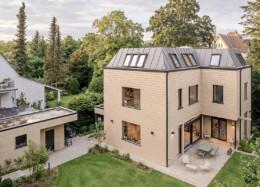 Une maison moderne en bois massif s’intègre également parfaitement dans un environnement urbain