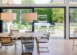 Grandes portes coulissantes dans l’espace repas