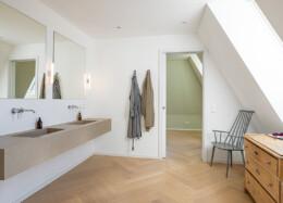 Salle de bains de la maison moderne en bois massif