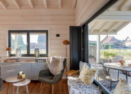 Polar Life Haus - Salon lumineux d’une maison en bois massif