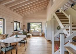Polar Life Haus - Salon lumineux d’une maison en bois massif