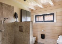 Polar Life Haus - Salle de bains d’une maison en bois massif