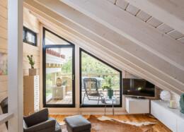 Polar Life Haus - Poutres apparentes au plafond d’une maison en bois massif