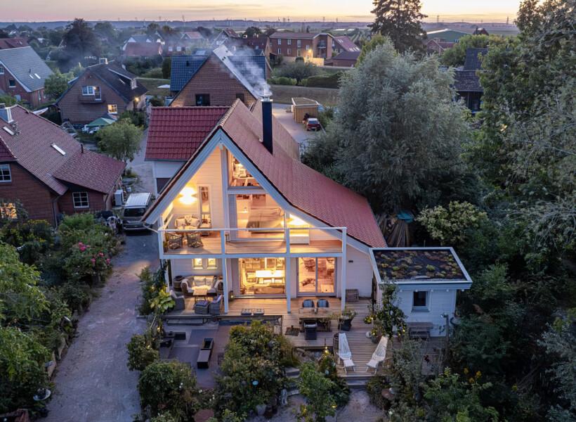 Maison en bois massif en Allemagne dans la lumière du soir