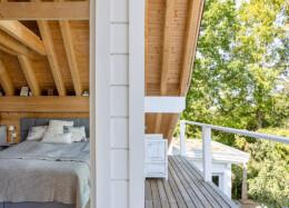 La chambre donne directement accès au balcon