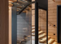Escalier dans une maison en bois massif