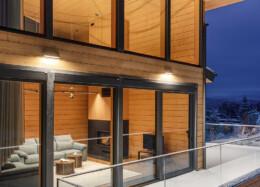 Terrasse enneigée d’une maison en bois massif