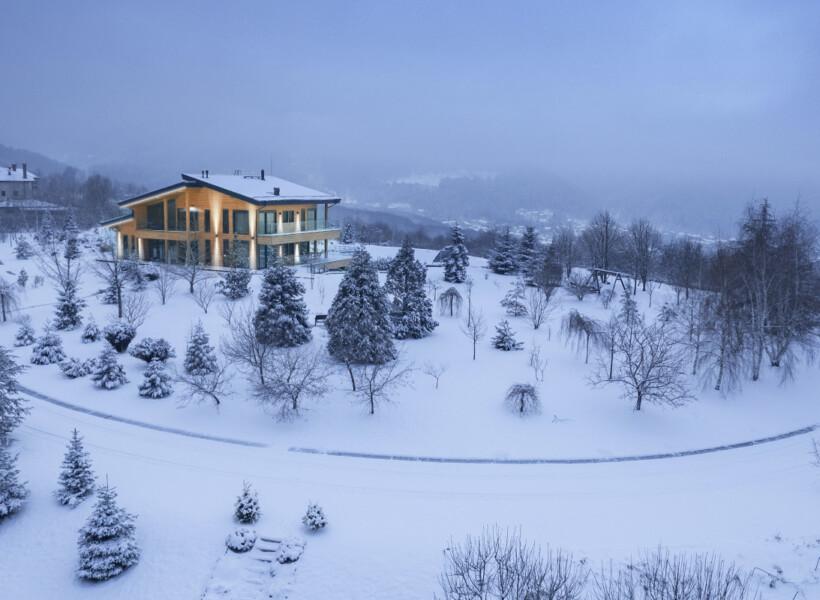 Maison en bois massif dans un paysage enneigé en Bulgarie