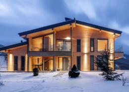 Vue hivernale d’une maison en bois massif