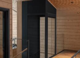 Gaine d’ascenseur dans une maison en bois massif