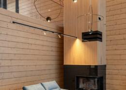 Séjour avec une grande hauteur sous plafond dans une maison en bois massif