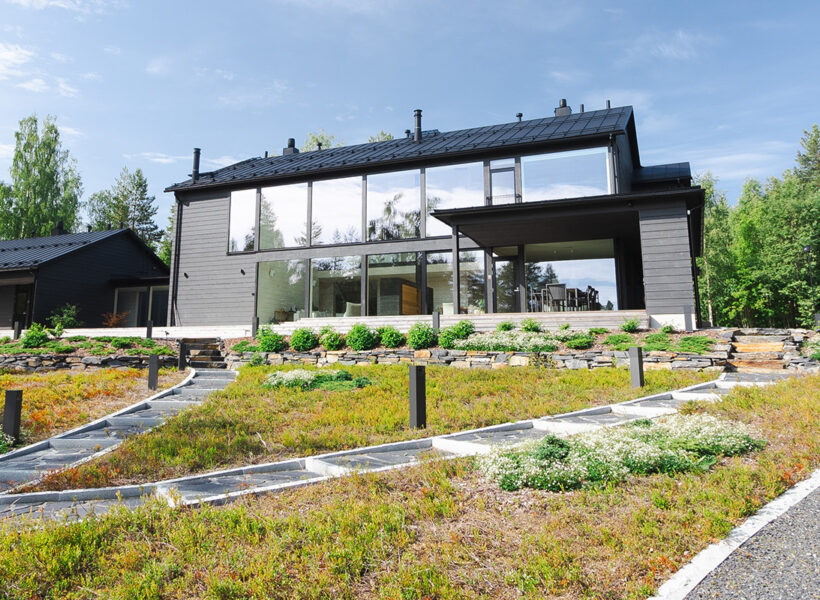 Grande maison individuelle en bois massif