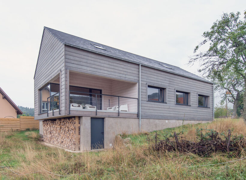 Maison moderne en bois massif en Suisse