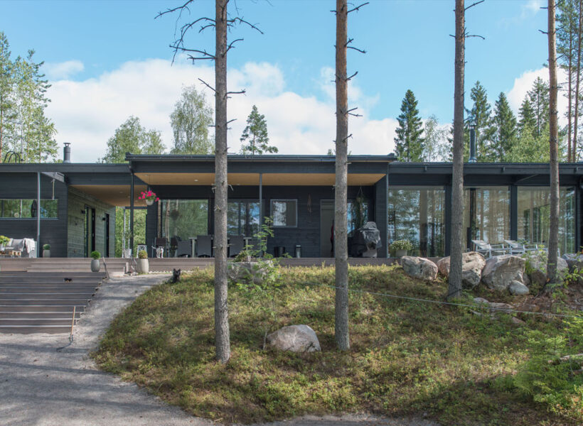 Maison moderne en bois massif en Finlande