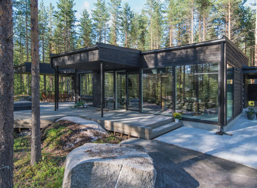 Villa Black, maison moderne en bois massif en Finlande